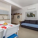 Vakantiehuis 1 Bedroom Beautiful In Rab