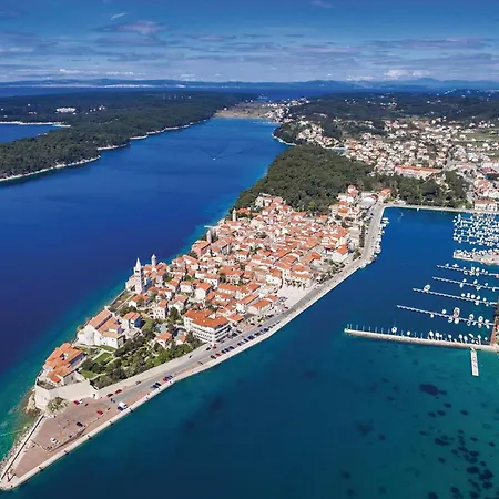 Vakantiehuis 1 Bedroom Beautiful In Rab *