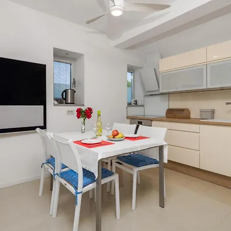 1 Bedroom Beautiful In Rab Сasa de vacaciones