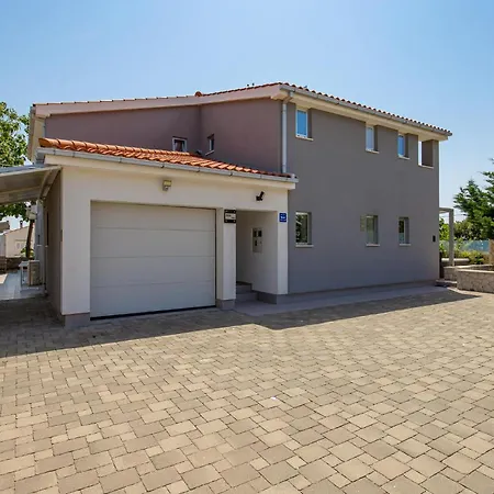 Сasa de vacaciones 1 Bedroom Beautiful In Rab *