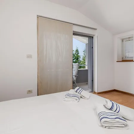 Holiday home Stunning In Rab With Jacuzzi