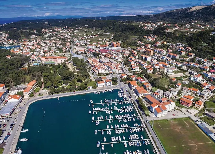 Feriehus 1 Bedroom Awesome In Rab