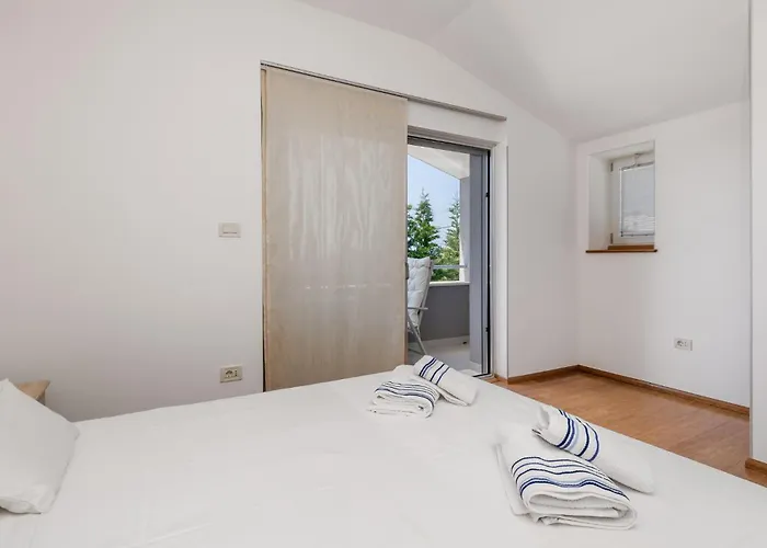 Feriehus 1 Bedroom Awesome In Rab