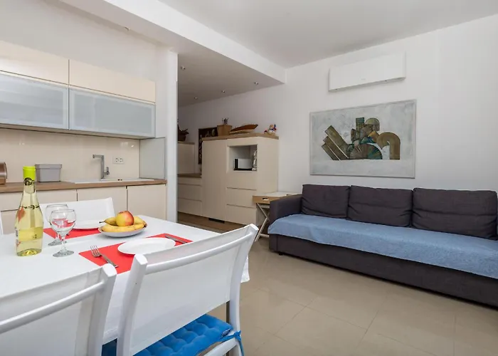 Feriehus 1 Bedroom Awesome In Rab